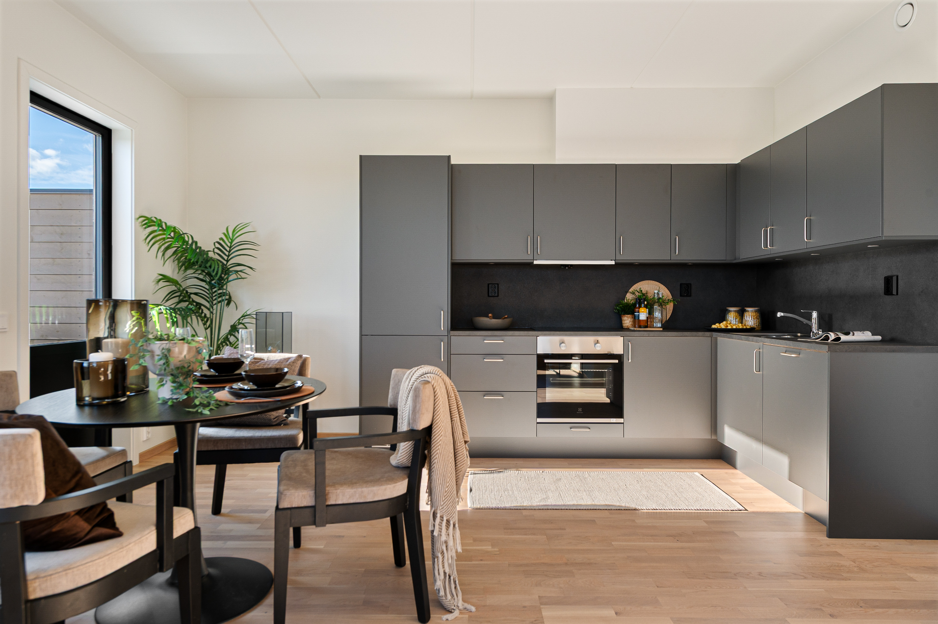 Moderne kjøkken med mørke detaljer